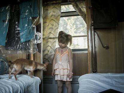 Una niña y su perro, en el Transiberiano a su paso por Perm.
