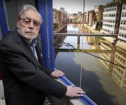 Narcís-Jordi Aragó, que acaba de publicar Periodistes sota sospita, al costat del riu Onyar.