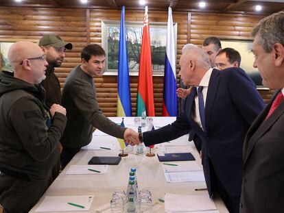Las delegaciones de Rusia y Ucrania, al inicio de la segunda ronda de negociaciones, el jueves en Bielavez (Bielorrusia).