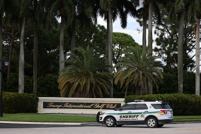 Un vehículo de Policía ante la entrada del club de golf de Donald Trump en West Palm Beach, en Florida