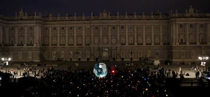 Palacio Real en Madrid, con la iluminaci&oacute;n apagada en la Hora del Planeta. 