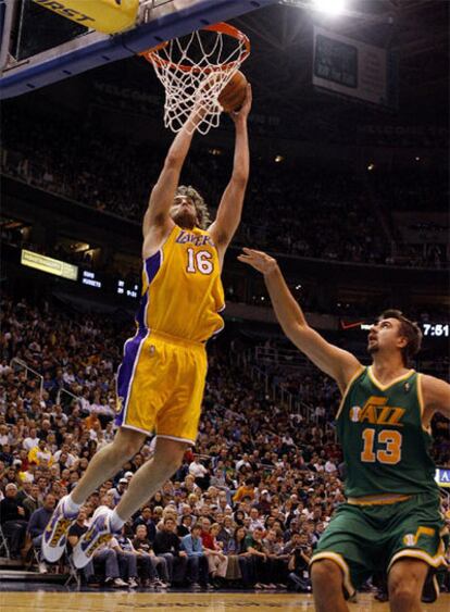 Pau Gasol encesta para los Lakers frente a Mehmet Okur, jugador turco de los Utah Jazz