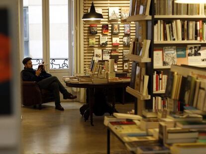 Un lector, ayer en la librer&iacute;a La Central, en Madrid.