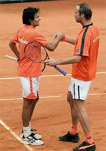 Verkerk y Lottum celebran el punto obtenido frente a los españoles Robredo y Nadal.