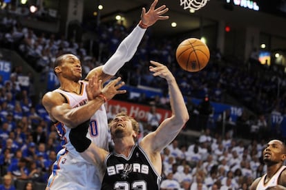 Westbrook tapona a Splitter.