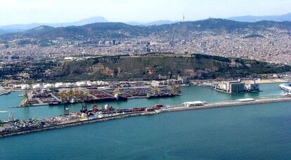 Vista de la zona del Morrot del puerto de Barcelona.
