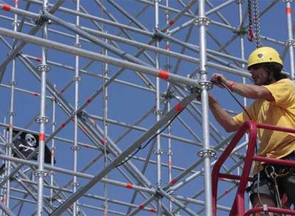 Un trabajador monta el escenario para el festival <i>Creamfiels Andalucía</b> en el Ejido.