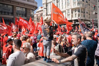 Participantes en la marcha por el Día Internacional de los Trabajadores en el centro de Madrid. 