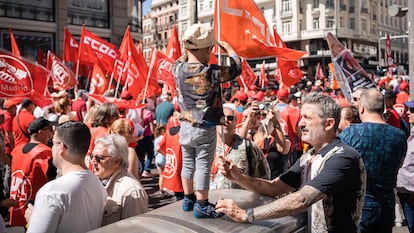 Manifestantes durante la marcha por el Día Internacional de los Trabajadores en el Círculo de Bellas Artes, a 1 de mayo de 2023, en Madrid (España).