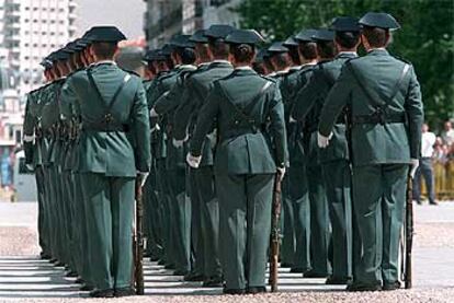 Guardias civiles, durante los actos de conmemoración del 175º aniversario de la institución, en 2001.