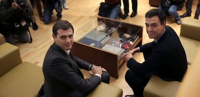 El secretario general del PSOE, Pedro S&aacute;nchez, y el presidente de Ciudadanos, Albert Rivera.