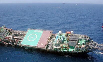 El buque plataforma P-34, inclinado frente a la costa de Río de Janeiro.