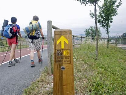 Dos jóvenes, en ruta por el Camino de Santiago.