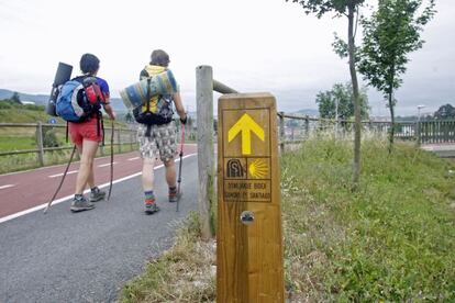 Dos jóvenes, en ruta por el Camino de Santiago.