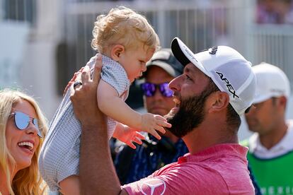 Jon Rahm, con su hijo Kepa.