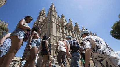 Turistas ante la catedral de Palma de Mallorca.