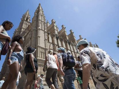 Turistas ante la catedral de Palma de Mallorca.