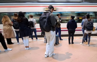 Usuarios de los trenes de Cercanías en la estación de Atocha en Madrid, en octubre de 2023.