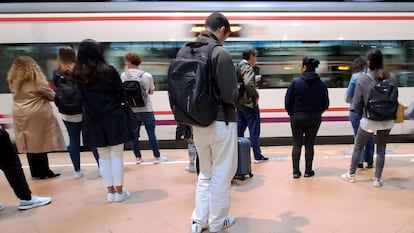 Usuarios de los trenes de Cercanías en la estación de Atocha en Madrid, en octubre de 2023.