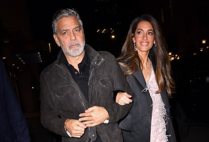 George y Amal Clooney pasean por nueva York, el 13 de diciembre de 2023.