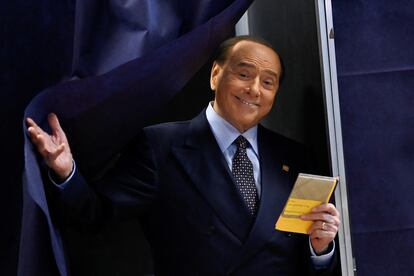 El líder del partido Forza Italia, Silvio Berlusconi, depositaba su voto en un colegio electoral en Milán. "Es la primera vez que veo cola, qué bien", dijo el magnate y cuatro veces primer ministro, que explicó que había sufrido una caída poco antes, aunque sin consecuencias. 