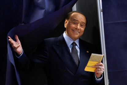 El líder del partido Forza Italia, Silvio Berlusconi, depositaba su voto en un colegio electoral en Milán. "Es la primera vez que veo cola, qué bien", dijo el magnate y cuatro veces primer ministro, que explicó que había sufrido una caída poco antes, aunque sin consecuencias.