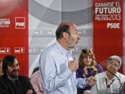 El secretario general del PSOE, Alfredo Pérez Rubalcaba, durante su intervención hoy en un coloquio.