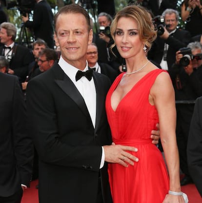 Festival de cinema de Cannes de 2016. A estrela do pornô Rocco Siffredi chega como convidado para assistir a uma estreia, e toda a imprensa o fotografa no tapete vermelho com sua mulher, a atriz pornô Rosa Caracciolo (na imagem). Isso deixou profundamente indignado o ator Gérard Depardieu, que se queixou do exagerado protagonismo de Siffredi: “Isso está longe de ser cinema. Cannes não merece”. Como resposta, Siffredi revelou o seguinte ao jornal ‘Le Monde’: “Foi como se Gérard me negasse o direito a entrar em outro mundo. E isso porque me lembro vagamente de ter participado de uma orgia com ele”.