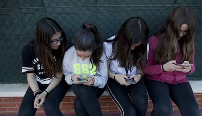 Un grupo de adolescentes, con sus teléfonos móviles.