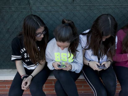 Un grupo de adolescentes, con sus teléfonos móviles.