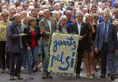 El cap de llista de Junts pel Sí per Barcelona, Raül Romeva, amb Carme Forcadell i Muriel Casals, participen en l'ofrena floral al monument a Rafael Casanova, amb motiu de la Diada.