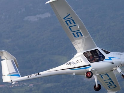 GRAF3006. VIENA (AUSTRIA), 18/06/2020.- Vista del Velis Electro, que aunque no es el primer avión capaz que levanta el vuelo con un motor eléctrico, sí es el primero con la certificación oficial de que cumple las exigencias de seguridad de la Unión Europea, dando un primer paso hacia un futuro de transporte aéreo comercial no contaminante. El Velis Electro, un pequeño biplaza ultraligero fabricado por la compañía eslovena Pipistrel, es el primer avión con motor eléctrico y plenamente libre de emisiones que ha sido certificado por la Agencia Europea de Seguridad Aérea. EFE/ Pipistrel FOTOGRAFÍA CEDIDA/ SOLO USO EDITORIAL/ NO VENTAS