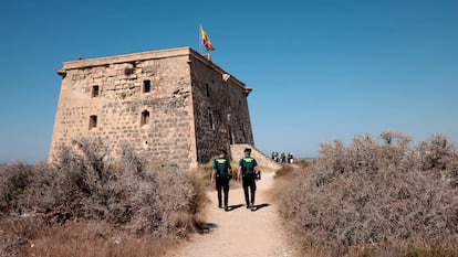 Dos guardias civiles patrullan junto a la torre de San José, en Tabarca (Alicante), en una imagen del instituto armado.