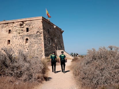 Dos guardias civiles patrullan junto a la torre de San José, en Tabarca (Alicante), en una imagen del instituto armado.