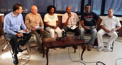 Dissidentes cubanos, no centro Berta Soler, em entrevista coletiva.
