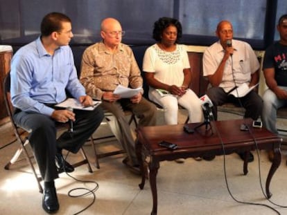 Dissidentes cubanos, no centro Berta Soler, em entrevista coletiva.