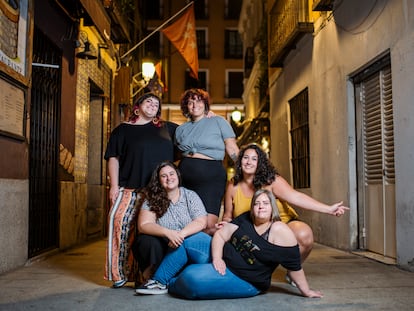 Activistas de la Red gorda madrileña la semana pasada en la capital. De arriba a abajo y de izquierda a derecha: Laura Castro, Lara Gil, Teresa García del Vello, Cristina de Tena y María Cristina Castro.