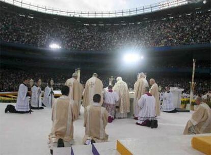 El Papa celebra una misa en el estadio de béisbol de los Yankees