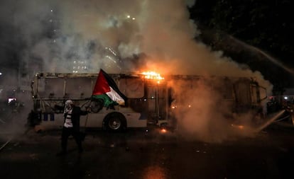 Un manifestante con la bandera de Palestina participa en una manifestación en Río de Janeiro (Brasil), contra la decisión del Gobierno de Jair Bolsonaro que ha congelado el 30 % del gasto en las universidades.