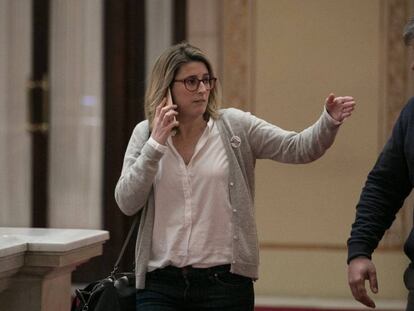 Los diputados de Junts per Catalunya, Elsa Artadi y Albert Batet, en el Parlament.