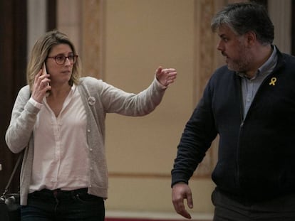 Los diputados de Junts per Catalunya, Elsa Artadi y Albert Batet, en el Parlament.