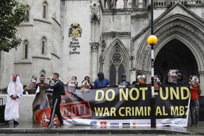 Una protesta contar el emir, a las puertas del tribunal de Londres.