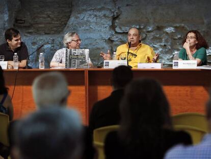 Los autores del libro, Juan Carlos Colomer (primero por la izquierda), y Josep Sorribes (tercero), durante la presentaci&oacute;n del acto. 