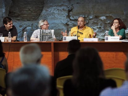 Los autores del libro, Juan Carlos Colomer (primero por la izquierda), y Josep Sorribes (tercero), durante la presentaci&oacute;n del acto. 