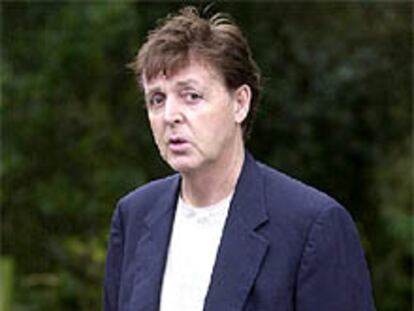 Paul McCartney comparte con los periodistas su dolor por la muerte de George Harrison.
