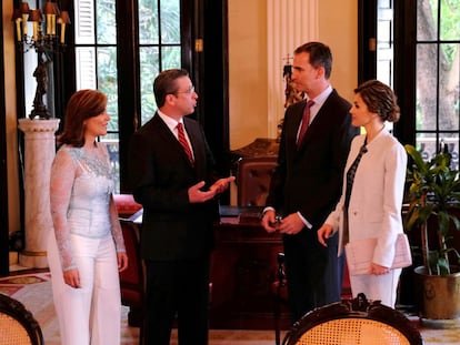 Los reyes de España son recibidos por el gobernador de Puerto Rico, Alejandro Padilla, y la primera dama, Wilma Pastrana.