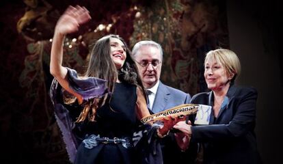 Ángela Molina recibe su premio de manos de Rosa María Sardá y Jordi Pintó.