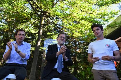 Mariano Rajoy participa en un acto con jóvenes del PP de Madrid junto al alcalde, José Luis Martínez-Almeida, y el presidente del NNGG Madrid, Ignacio Dancausa. 