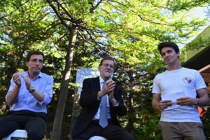 Mariano Rajoy participa en un acto con jóvenes del PP de Madrid junto al alcalde, José Luis Martínez-Almeida, y el presidente del NNGG Madrid, Ignacio Dancausa. 