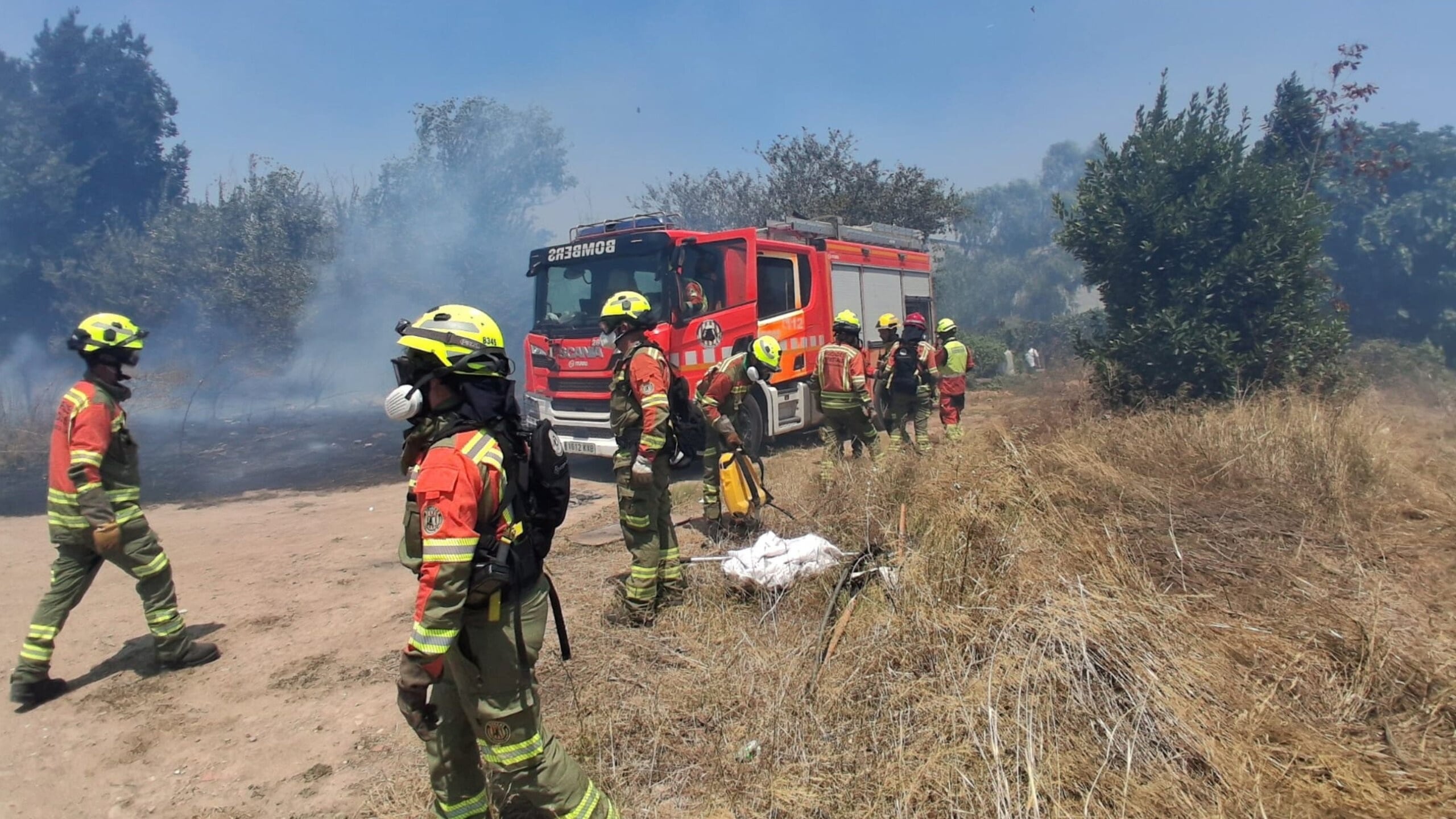 Hallado un hombre muerto en el incendio de un barranco de Manises (Valencia)